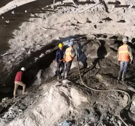 光坡镇拱顶带模注浆料的施工流程及注意事项